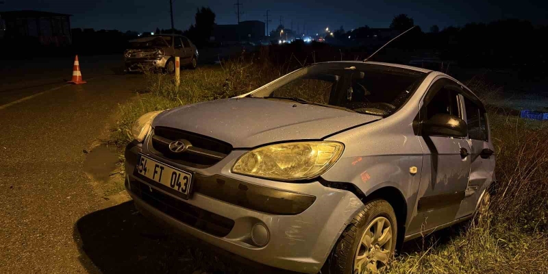 Sakarya’da iki otomobil çarpıştı: 3 yaralı