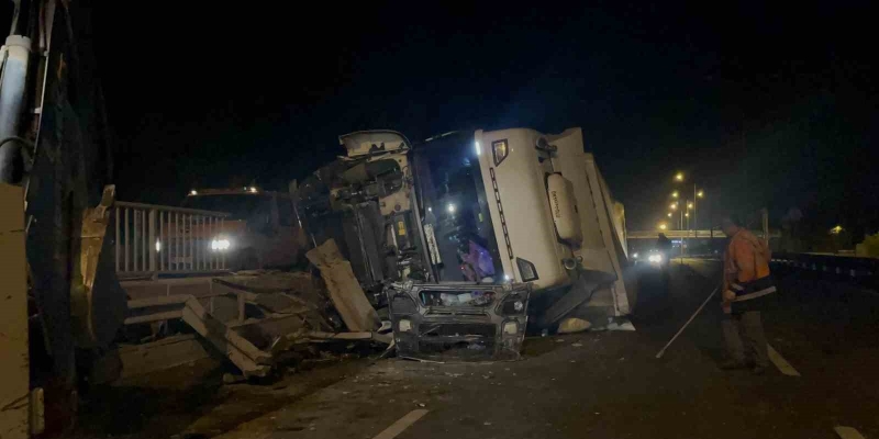 Kontrolden çıkan tır, bariyerleri biçtikten sonra yan yatarak durabildi