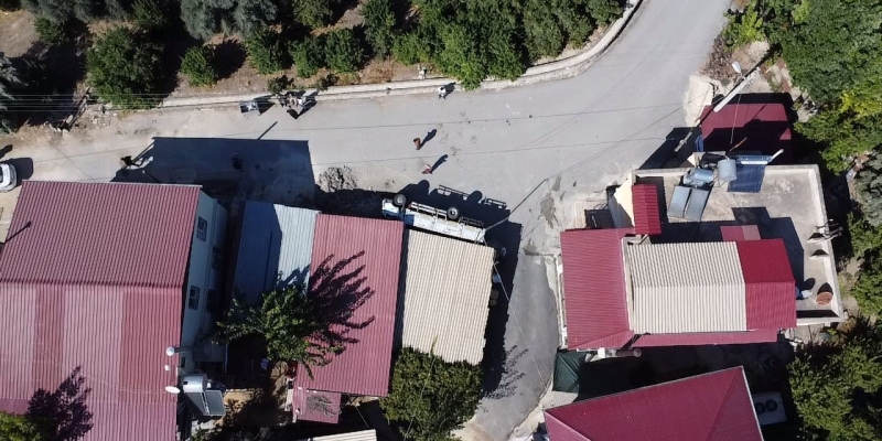 Kamyonet 2 evin arasındaki depoya girdi, yaralılar ekiplerin çalışmasıyla kurtarıldı