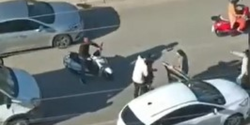 Trafikte yol verme kavgası: Birbirlerine yumrukla saldırdılar, o anlar kamerada