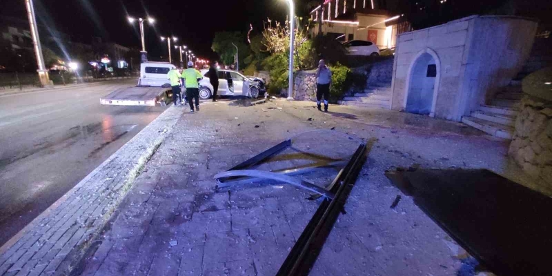 Elazığ’da otomobil durağa çarptı: 1 yaralı
