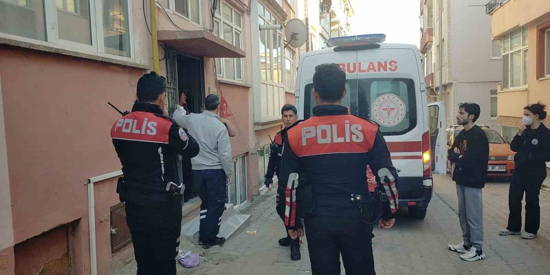 Çocuğunu okuldan almaya gitmeyince şüphelendiler, evinde ölü bulundu