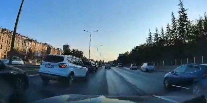 Kazadan dolayı yavaşlayan araca otomobilin arkadan çarpma anı kamerada