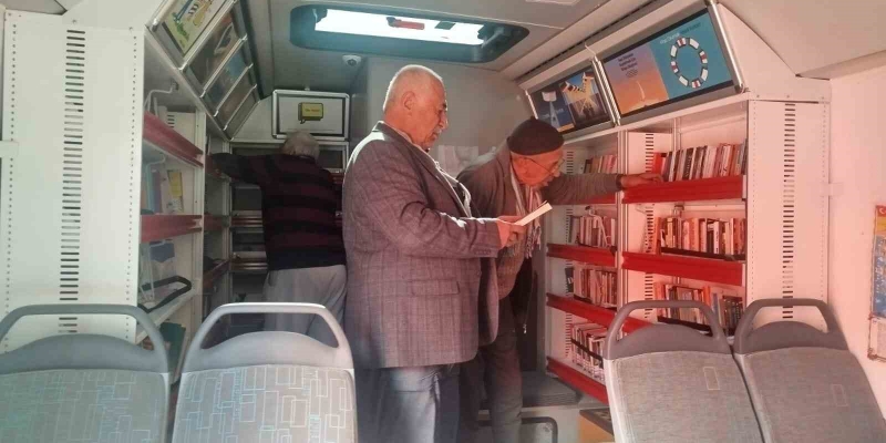 Bayburt’ta ‘Gezici Kütüphane’ huzurevi sakinleriyle buluşturuldu