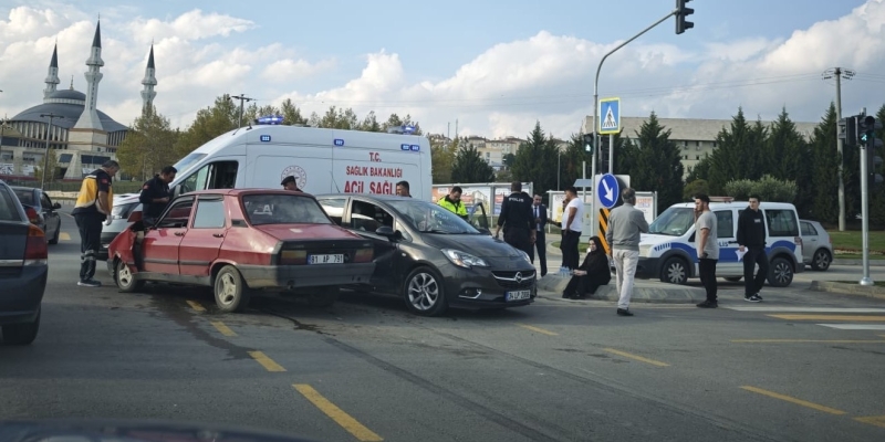 Duble yolda iki araç çarpıştı: 2 hafif yaralı