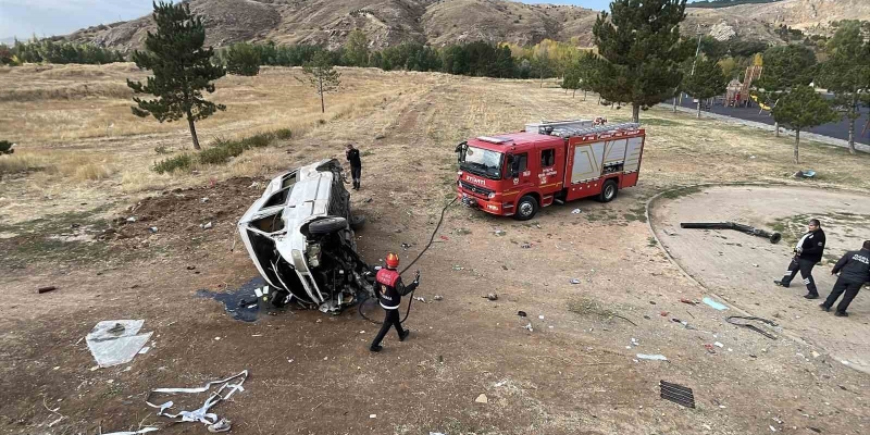 Sivas’ta minibüs istinat duvarından aşağı devrildi: 4 yaralı