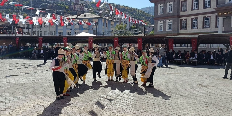 Kırgızistan ve Kazakistanlı sanatçılar Saimbeyli’nin kurtuluş coşkusuna ortak oldu