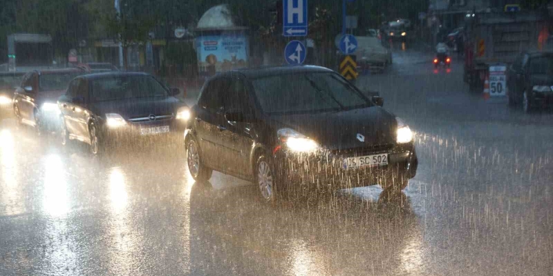 Aydın’da sağanak yağmur yolları dereye çevirdi