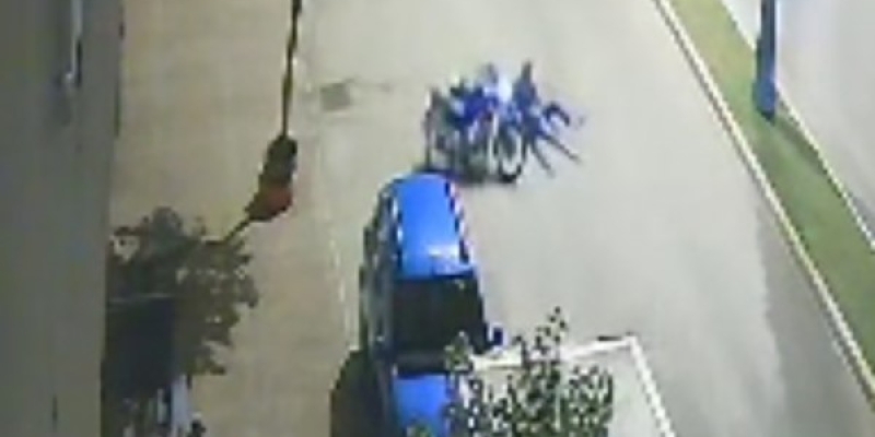 Motosikletlinin yola savrulup olay yerinden uzaklaşması kamerada