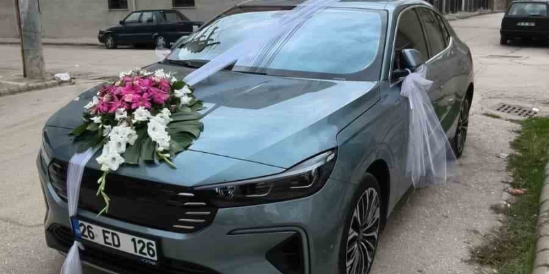 Gelin arabası yapılan Togg ilgi odağı oldu