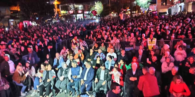 Halk konserinde Devrekliler Sevcan Orhan ile coştu