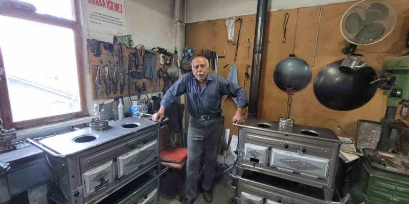 Unutulmaya yüz tutan meslek ustası. Yaptığı sobalarla içleri ısıtıyor
