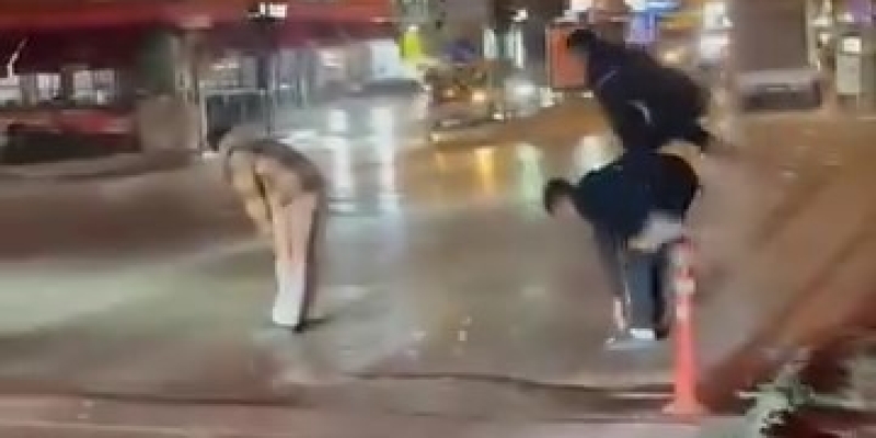 Yaya geçidinden karşıya birdirbir oynayarak geçtiler