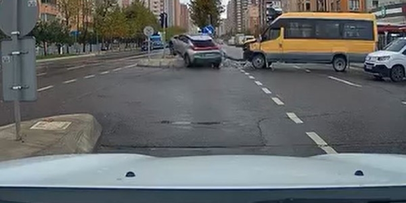 Beylikdüzü’nde kırmızı ışıkta geçen sürücü kazaya neden oldu: O anlar kamerada
