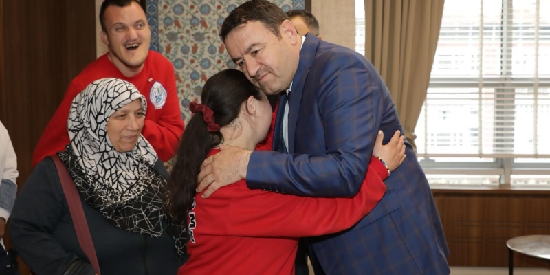 Kütahya Valisi Işın, Down Sendromlu çocuklar ve ailelerini kabul etti
