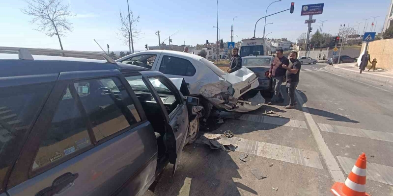 Zincirleme kazada 2 kişi yaralandı