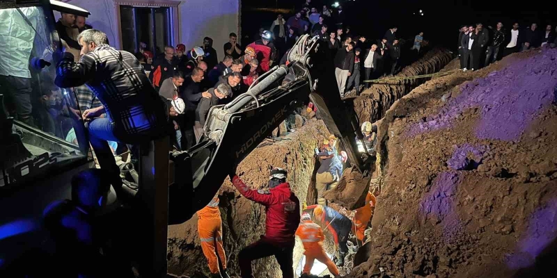 Bursa’da kanalizasyon çukuru kazarken göçük altında kalan 2 kardeş hayatını kaybetti