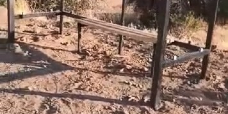 Elazığ’da otobüs durağının koruma plakaları çalındı