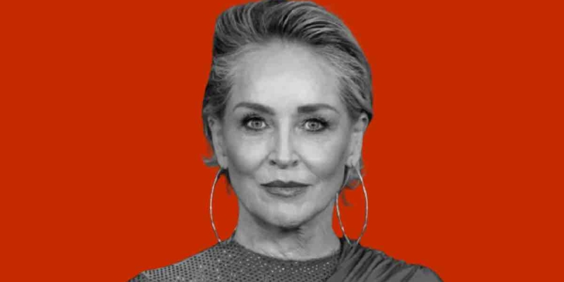 Sharon Stone'dan Transparan Elbiseyle Bir Dergi İçin Poz!