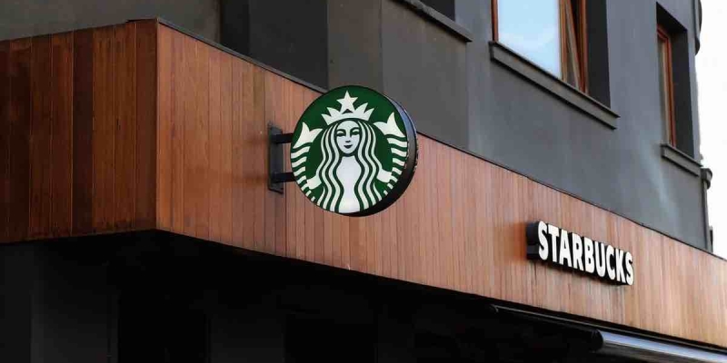 Starbucks'un Yeni CEO'su 4 Ayda Nasıl 100 Milyon Dolar Kazandı?