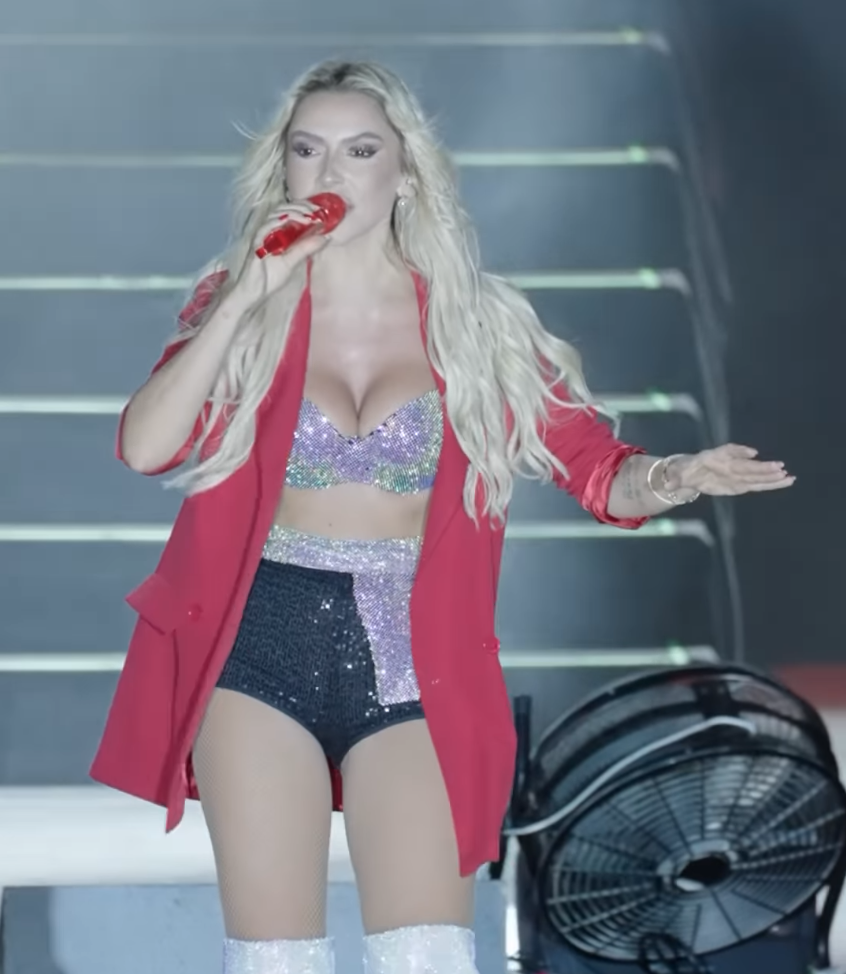 hadise nin iddiali sahne kostumu olay oldu